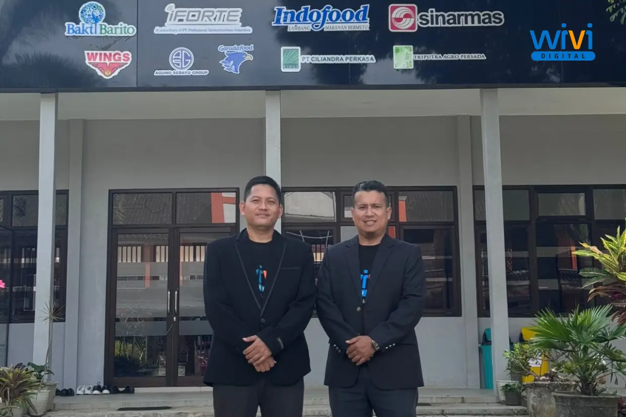 Negeri 1 Punggelan menggelar kegiatan pembekalan Praktik Kerja Lapangan (PKL) bagi para siswa kelas XII pada Rabu, 14 Januari 2026. Kegiatan yang berlangsung di lingkungan SMK Negeri 1 Punggelan ini menghadirkan PT Wivi Digital Inovatif sebagai mitra industri yang secara langsung hadir dan mengisi materi pembekalan sebelum siswa terjun ke dunia kerja. Sejak pagi, suasana sekolah tampak lebih hidup dari biasanya. Para siswa terlihat antusias mengikuti rangkaian kegiatan pembekalan PKL yang dirancang untuk memberikan gambaran nyata tentang dunia industri, khususnya di bidang digital. Kehadiran Wivi Digital menjadi salah satu momen yang dinantikan karena siswa mendapatkan kesempatan belajar langsung dari praktisi industri. Dalam sesi materinya, salah satu Founder Wivi Digital menyampaikan berbagai hal penting yang perlu dipersiapkan siswa sebelum menjalani PKL. Materi yang dibahas meliputi pengenalan dunia kerja profesional, etika dan sikap kerja selama PKL, manajemen waktu, hingga pemahaman dasar tentang industri digital yang terus berkembang. Penyampaian materi dikemas secara komunikatif dan disertai contoh nyata yang dekat dengan kehidupan siswa. Tidak hanya memberikan teori, pemateri dari Wivi Digital juga membagikan pengalaman langsung saat terjun di dunia industri digital. Siswa diajak untuk memahami bahwa PKL bukan sekadar kewajiban sekolah, melainkan kesempatan berharga untuk melatih kedisiplinan, tanggung jawab, serta kemampuan beradaptasi dengan lingkungan kerja yang sesungguhnya. Pihak SMK Negeri 1 Punggelan menyampaikan apresiasi atas kehadiran dan kontribusi Wivi Digital dalam kegiatan pembekalan PKL ini. Menurut sekolah, kolaborasi dengan mitra industri sangat penting untuk menjembatani dunia pendidikan dengan kebutuhan dunia usaha dan dunia industri (DUDI). Dengan adanya pembekalan ini, siswa diharapkan memiliki kesiapan mental dan pengetahuan awal sebelum ditempatkan di lokasi PKL masing-masing. Antusiasme siswa terlihat jelas saat sesi tanya jawab berlangsung. Banyak siswa yang aktif mengajukan pertanyaan seputar dunia kerja, peluang karier di bidang digital, hingga tips agar sukses selama menjalani PKL. Hal ini menunjukkan besarnya minat siswa untuk memanfaatkan PKL sebagai langkah awal menuju masa depan karier mereka. Melalui kegiatan pembekalan PKL yang diisi oleh Wivi Digital ini, SMK Negeri 1 Punggelan kembali menegaskan komitmennya dalam mencetak lulusan yang siap kerja, berkarakter, dan memiliki wawasan sesuai perkembangan zaman. Kolaborasi antara sekolah dan industri diharapkan dapat terus berlanjut demi meningkatkan kualitas pendidikan vokasi.